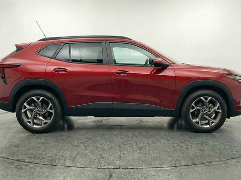Used 2025 Chevrolet Trax LT FWD image 11