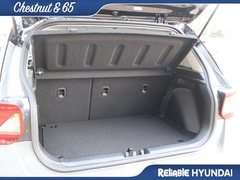 Used 2022 Hyundai Venue Limited FWD image 16