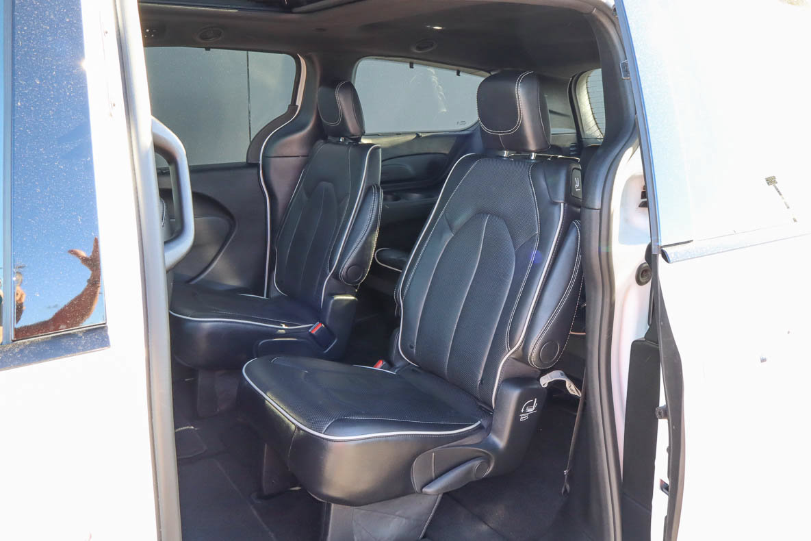 Used 2025 Chrysler Pacifica Limited FWD image 8
