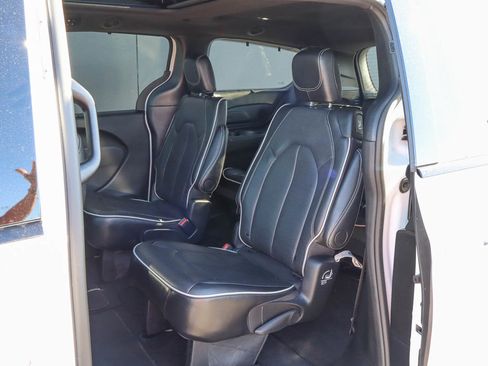 Used 2025 Chrysler Pacifica Limited FWD image 8