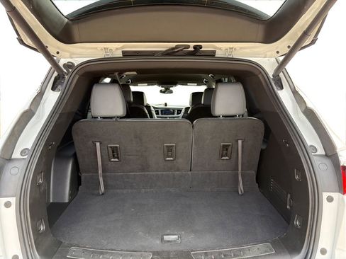 Used 2022 Buick Enclave Essence image 13