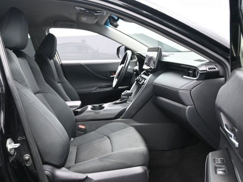 Used 2023 Toyota Venza LE image 29