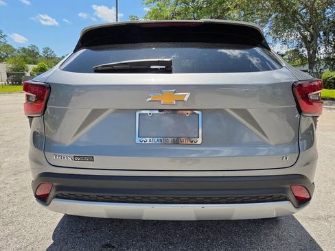 Used 2025 Chevrolet Trax LT w/ LT Convenience Package FWD image 6