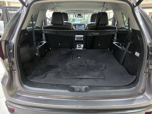 Used 2017 Toyota Highlander SE FWD image 12
