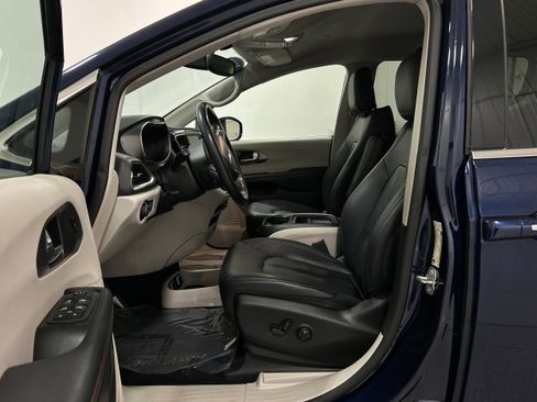 Used 2020 Chrysler Pacifica Touring-L w/ Tire & Wheel Group image 4