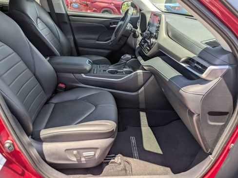Used 2020 Toyota Highlander XLE AWD/4WD image 28