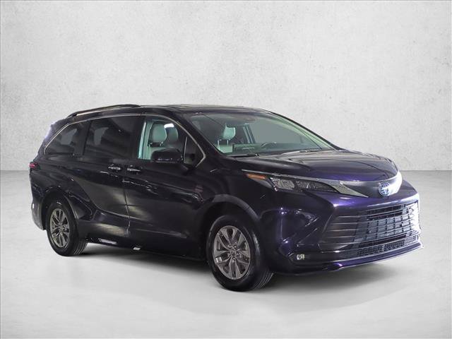 Used 2025 Toyota Sienna XLE FWD image 3