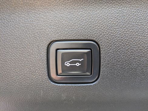 Used 2023 GMC Yukon SLT image 12