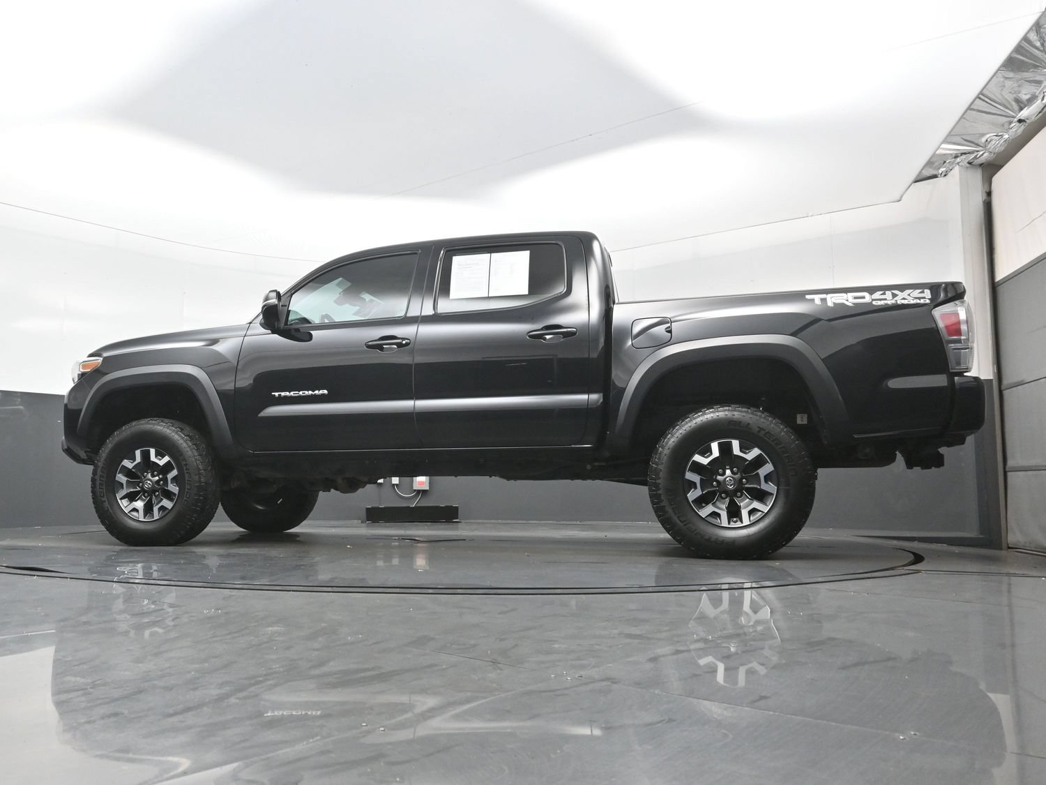 Used 2020 Toyota Tacoma TRD Off-Road w/ Technology Package AWD/4WD image 30
