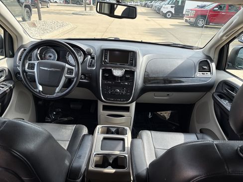 Used 2013 Chrysler Town & Country Touring-L w/ Driver Convenience Group FWD image 15