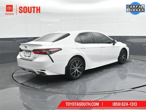 Used 2023 Toyota Camry SE image 2