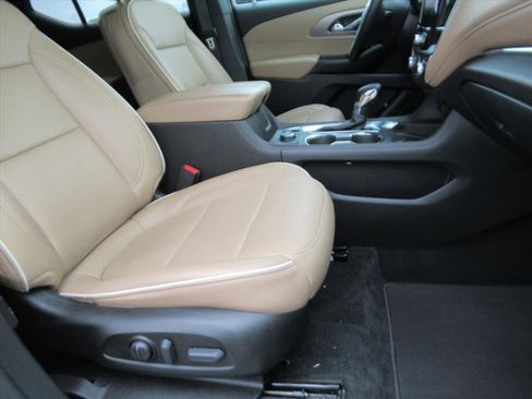 Used 2023 Chevrolet Traverse Premier image 10