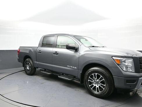 Used 2024 Nissan Titan SV w/ SV Convenience Package image 4