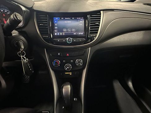 Used 2020 Chevrolet Trax LT FWD image 28