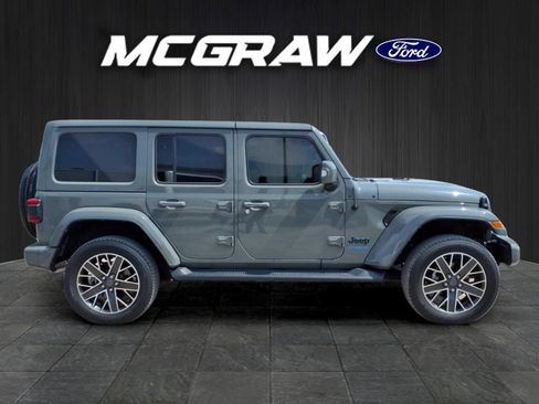 Used 2022 Jeep Wrangler Unlimited Sahara AWD/4WD image 7