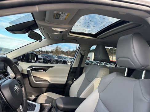 Used 2022 Toyota RAV4 XLE Premium image 23