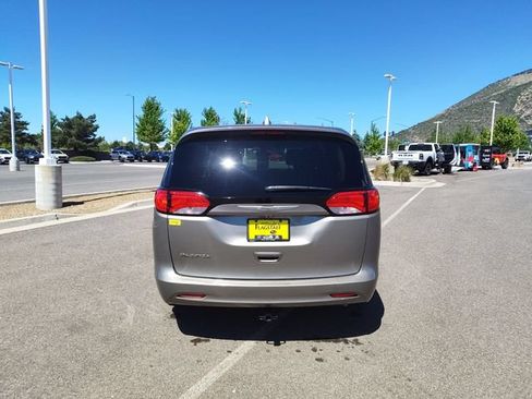 Used 2017 Chrysler Pacifica LX FWD image 4