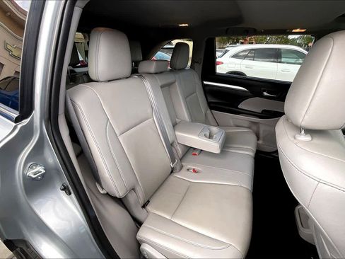 Used 2019 Toyota Highlander XLE image 26