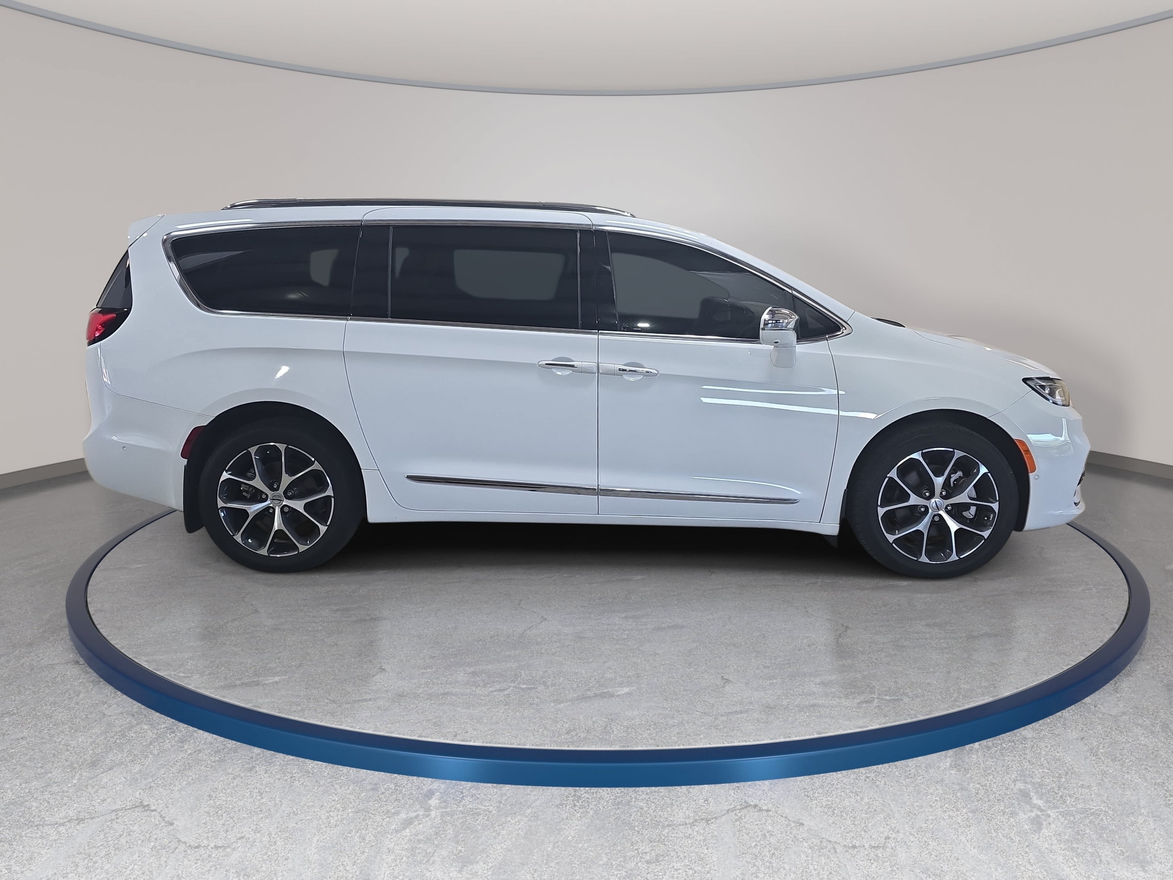 Used 2021 Chrysler Pacifica Limited w/ Uconnect Theater Family Group AWD/4WD image 5