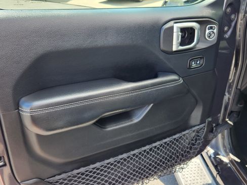 Used 2018 Jeep Wrangler Unlimited Sahara AWD/4WD image 6