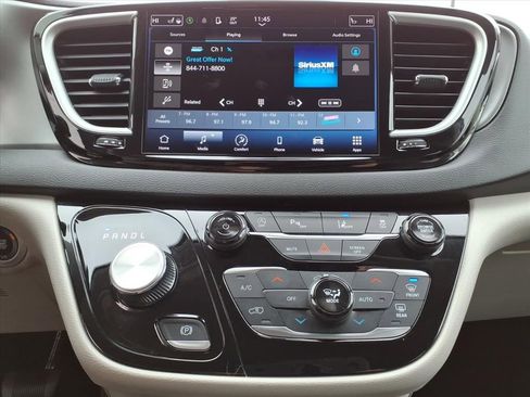 Used 2024 Chrysler Pacifica Touring-L image 21