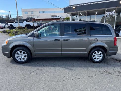 Used 2010 Chrysler Town & Country Touring w/ Entertainment Group #2 image 6