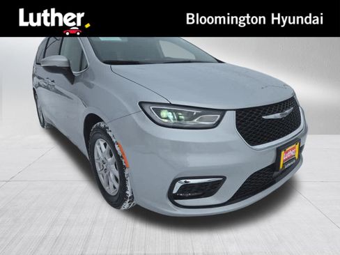 Used 2023 Chrysler Pacifica Touring-L image 1