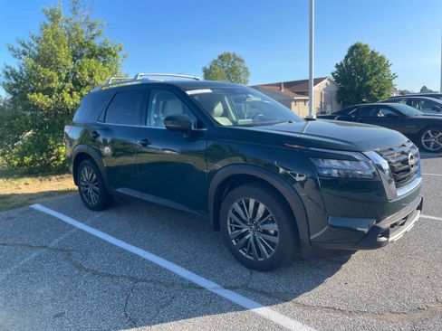 Used 2025 Nissan Pathfinder SL w/ SL Premium Package FWD image 3