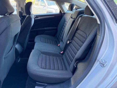 Used 2017 Ford Fusion SE FWD image 9