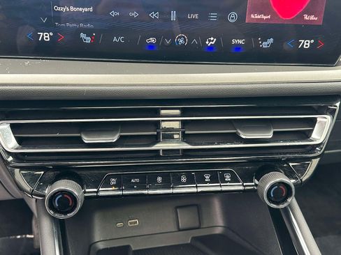 Used 2025 Chevrolet Traverse LT w/ Sun and Wheel Package image 13