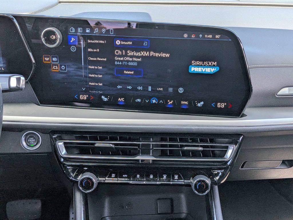 Used 2025 Chevrolet Traverse LT FWD image 18