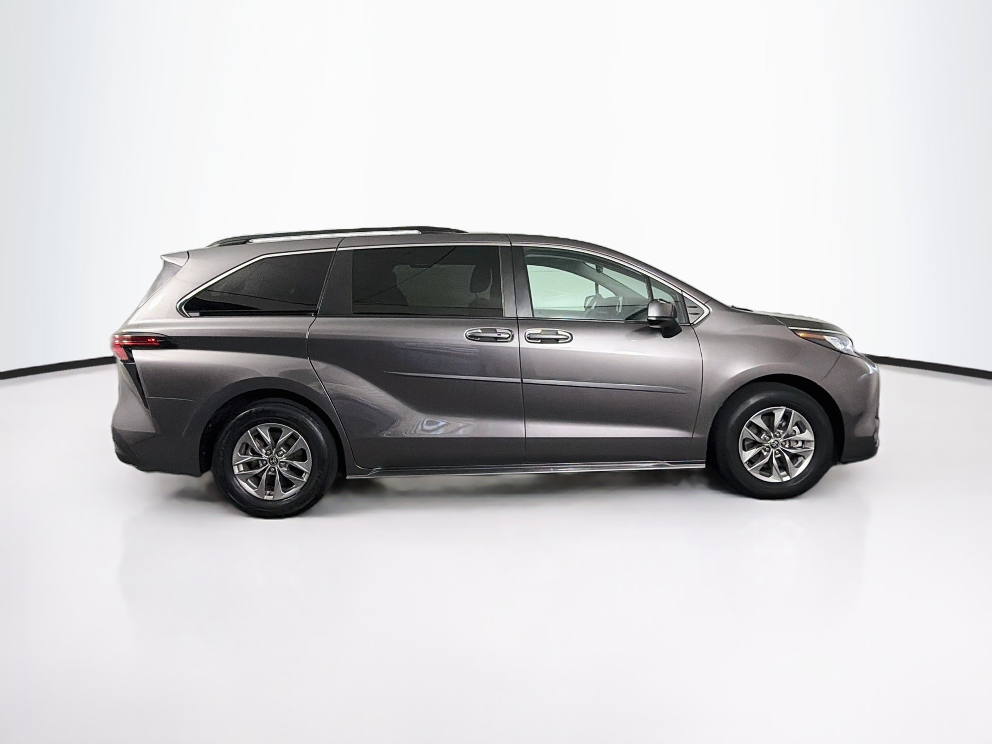 Used 2022 Toyota Sienna LE w/ LE Plus Package FWD image 10