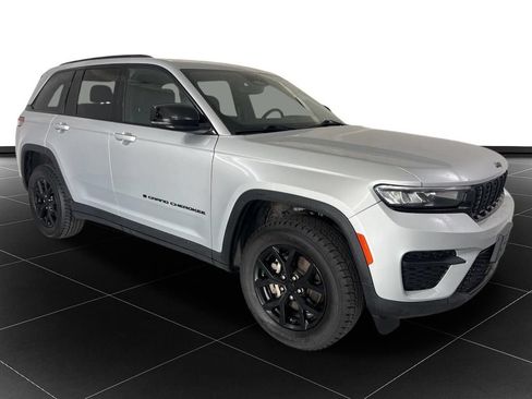 Used 2024 Jeep Grand Cherokee Altitude AWD/4WD image 7