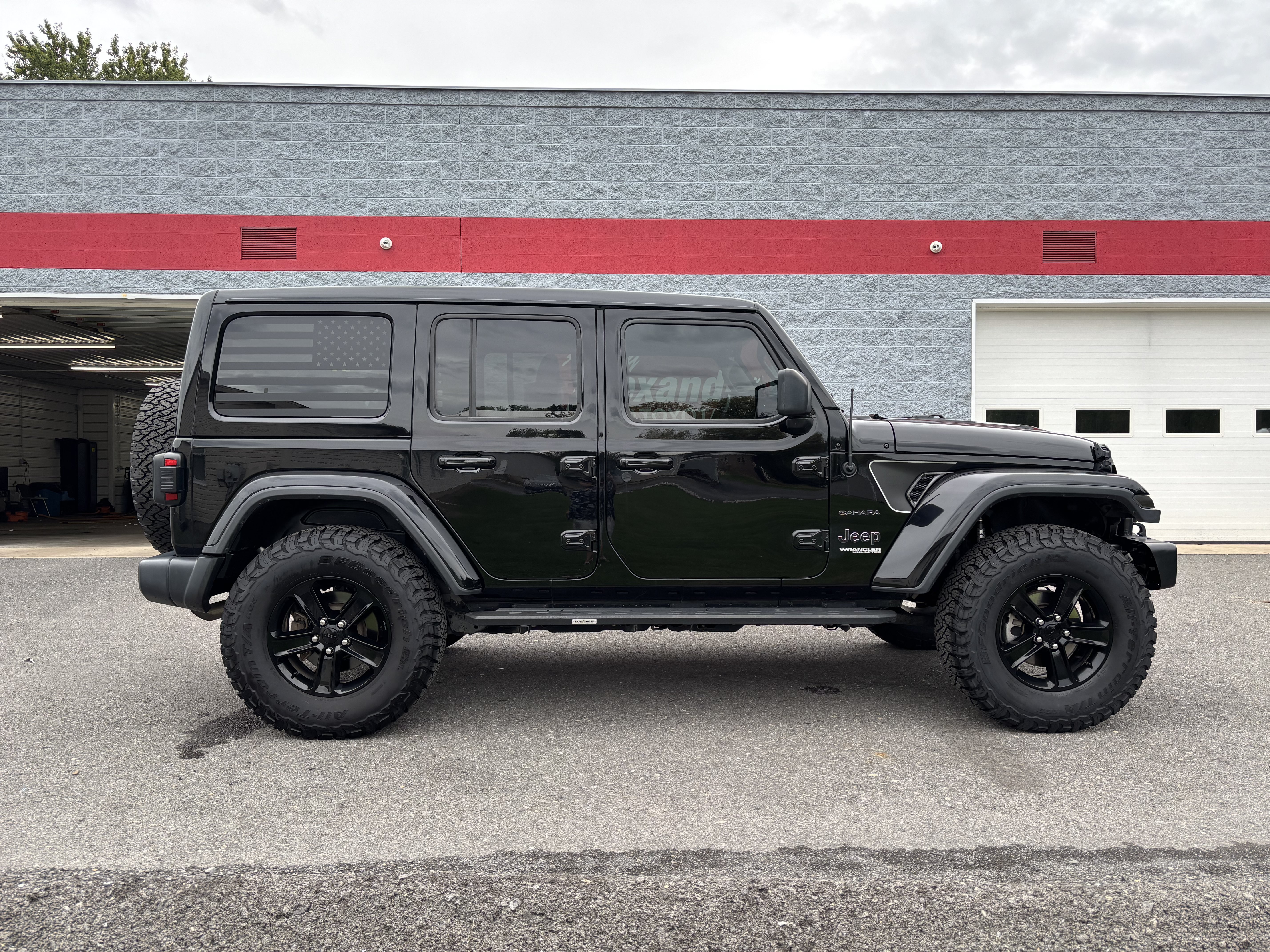 Used 2018 Jeep Wrangler Unlimited Sahara AWD/4WD image 2