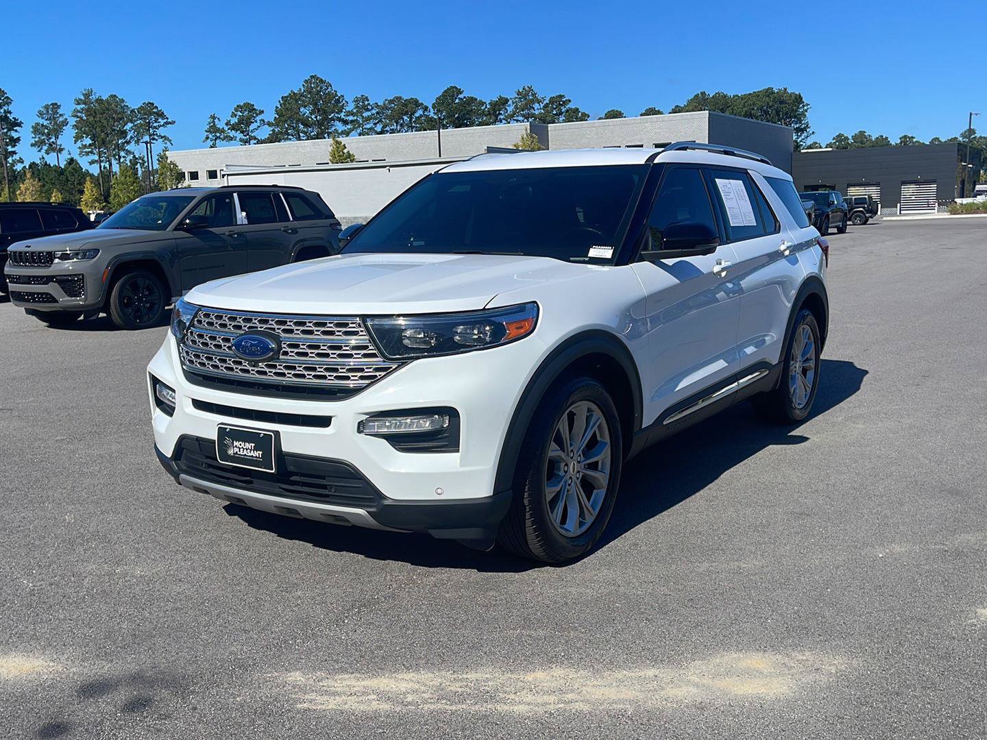 Used 2023 Ford Explorer Limited w/ Equipment Group 301A RWD image 3