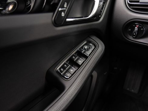 Certified 2025 Porsche Macan AWD/4WD image 21