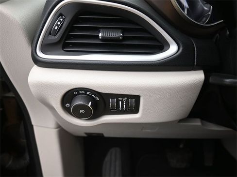 Used 2019 Chrysler Pacifica Touring-L image 33