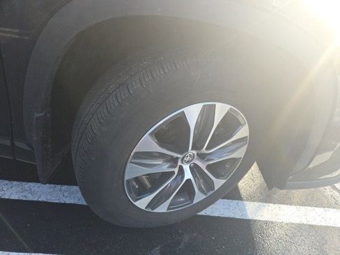 Used 2023 Toyota Highlander XLE image 11