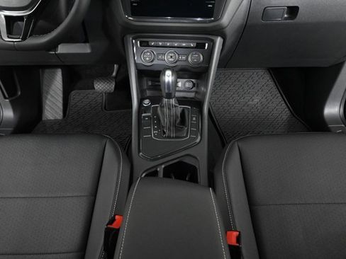 Certified 2021 Volkswagen Tiguan SE w/ Panoramic Sunroof Package image 19