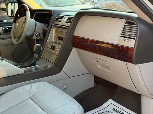Used 2004 Lincoln Navigator 2WD image 19