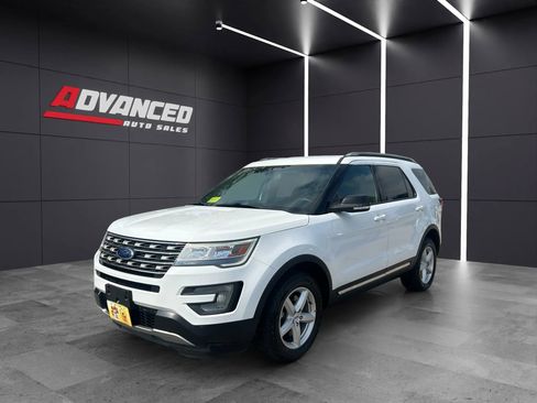 Used 2017 Ford Explorer XLT image 3
