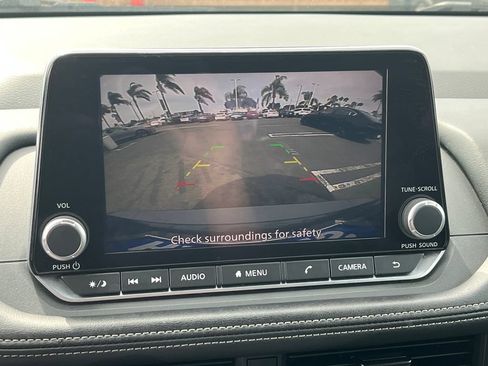 Used 2024 Nissan Rogue S AWD/4WD image 18