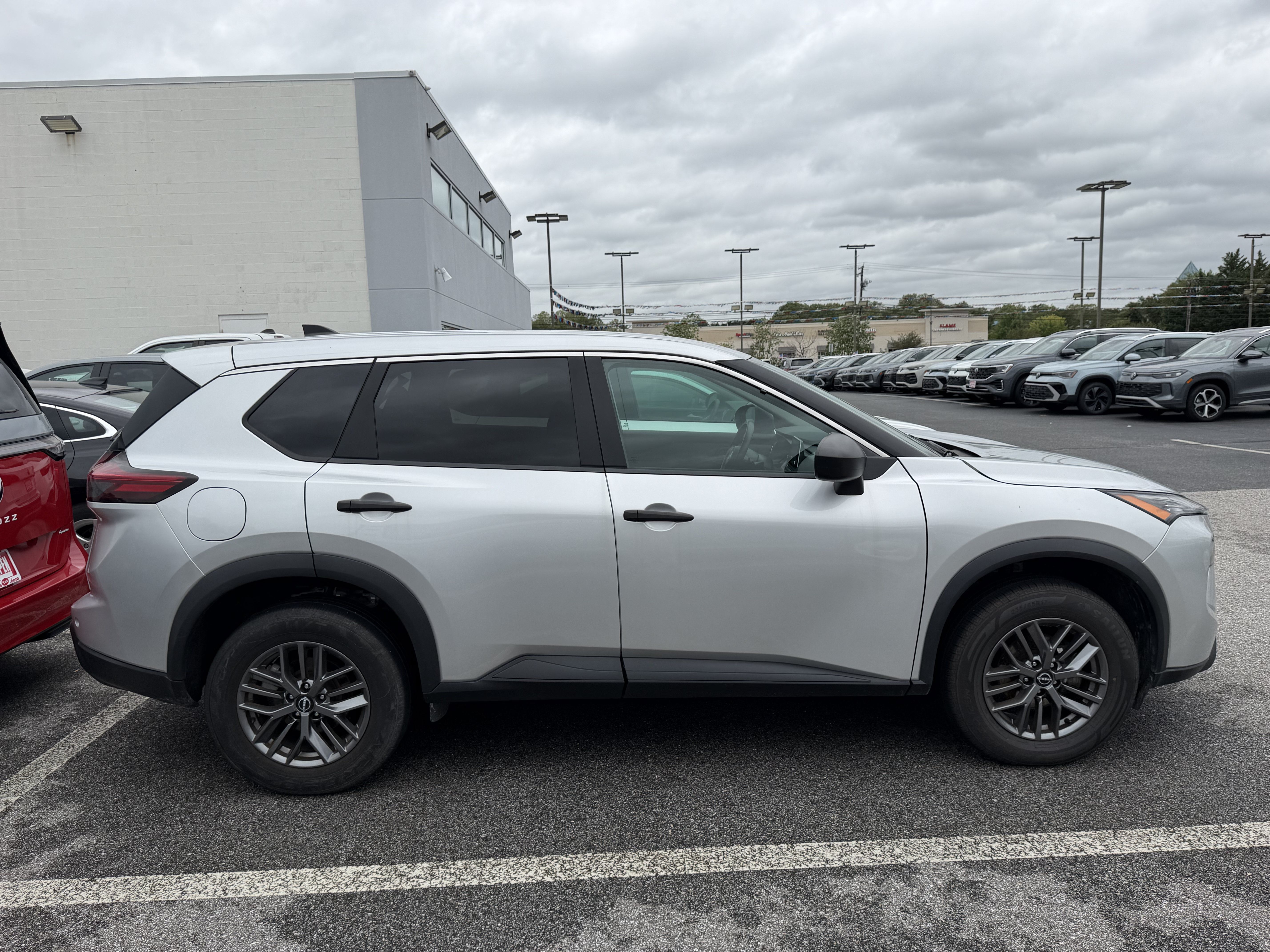 Used 2024 Nissan Rogue S AWD/4WD image 4