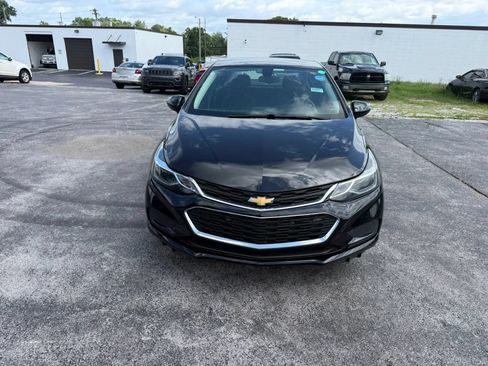 Used 2018 Chevrolet Cruze LT w/ Convenience Package FWD image 2
