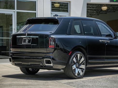 New 2025 Rolls-Royce Cullinan image 12