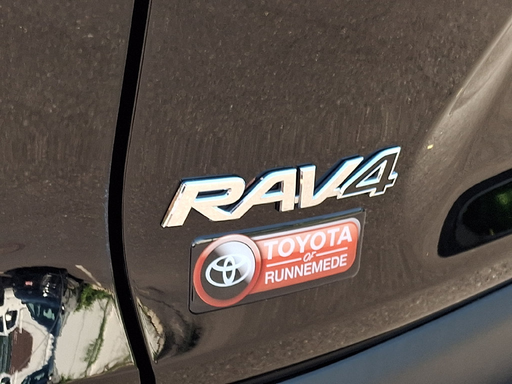 Certified 2025 Toyota RAV4 LE AWD/4WD image 31