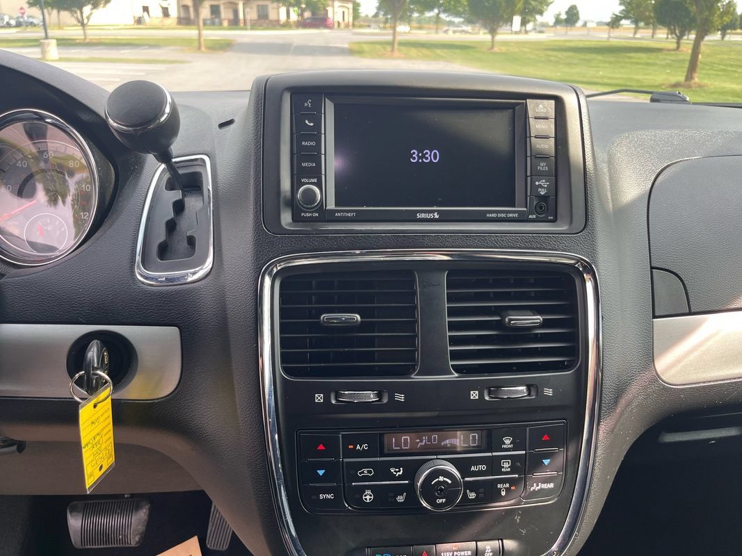 Used 2014 Dodge Grand Caravan R/T w/ Driver Convenience Group FWD image 18