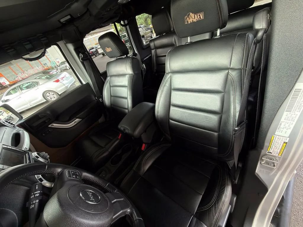 Used 2011 Jeep Wrangler Unlimited Rubicon w/ Dual Top Group AWD/4WD image 25