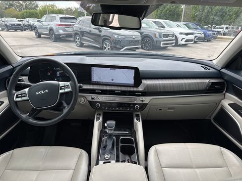 Used 2024 Kia Telluride EX w/ EX Captain's Chair Package image 11