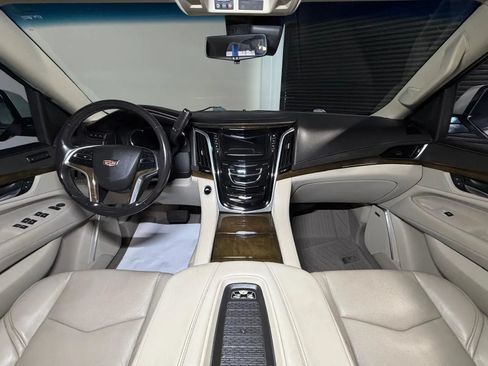 Used 2019 Cadillac Escalade Luxury AWD/4WD image 25